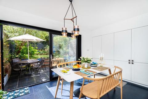 2 Grazeley Court, London, SE19 1QR