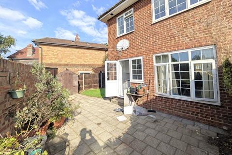 3 bedroom end of terrace house to rent, Mount Hermon Road, Woking GU22