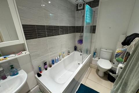 2 bedroom flat to rent, Bridle Path, Woodford Green IG8