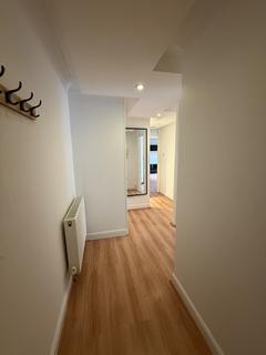 2 bedroom flat to rent, Bridle Path, Woodford Green IG8