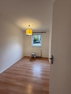 2 bedroom flat to rent, Bridle Path, Woodford Green IG8