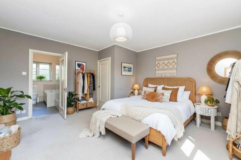 Roehampton Close, SW15