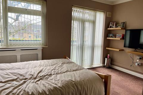 1 bedroom in a house share to rent, Malmesbury Road, London