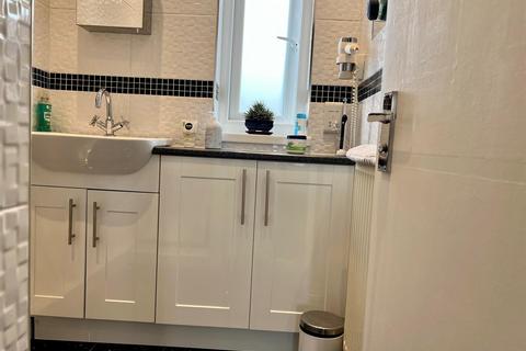 1 bedroom in a house share to rent, Malmesbury Road, London