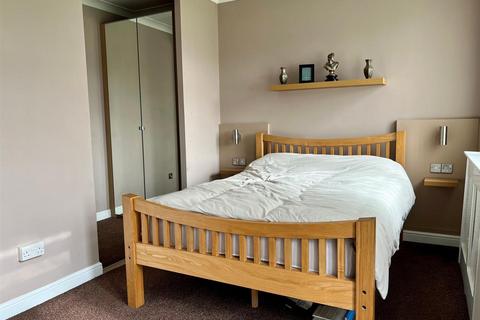 1 bedroom in a house share to rent, Malmesbury Road, London