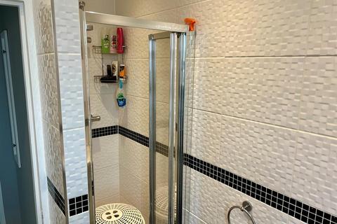 1 bedroom in a house share to rent, Malmesbury Road, London