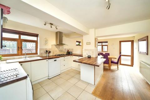 4 bedroom detached house for sale, Walden Gardens, Penn, WV4