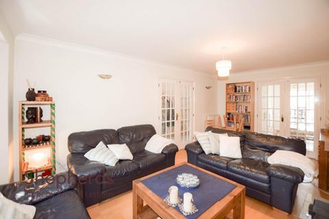 8 Nutwood Gardens, Cheshunt, Waltham Cross, EN7 6UP
