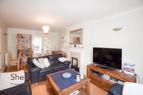 8 Nutwood Gardens, Cheshunt, Waltham Cross, EN7 6UP