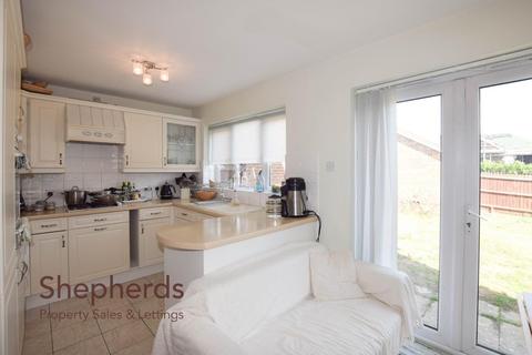 8 Nutwood Gardens, Cheshunt, Waltham Cross, EN7 6UP