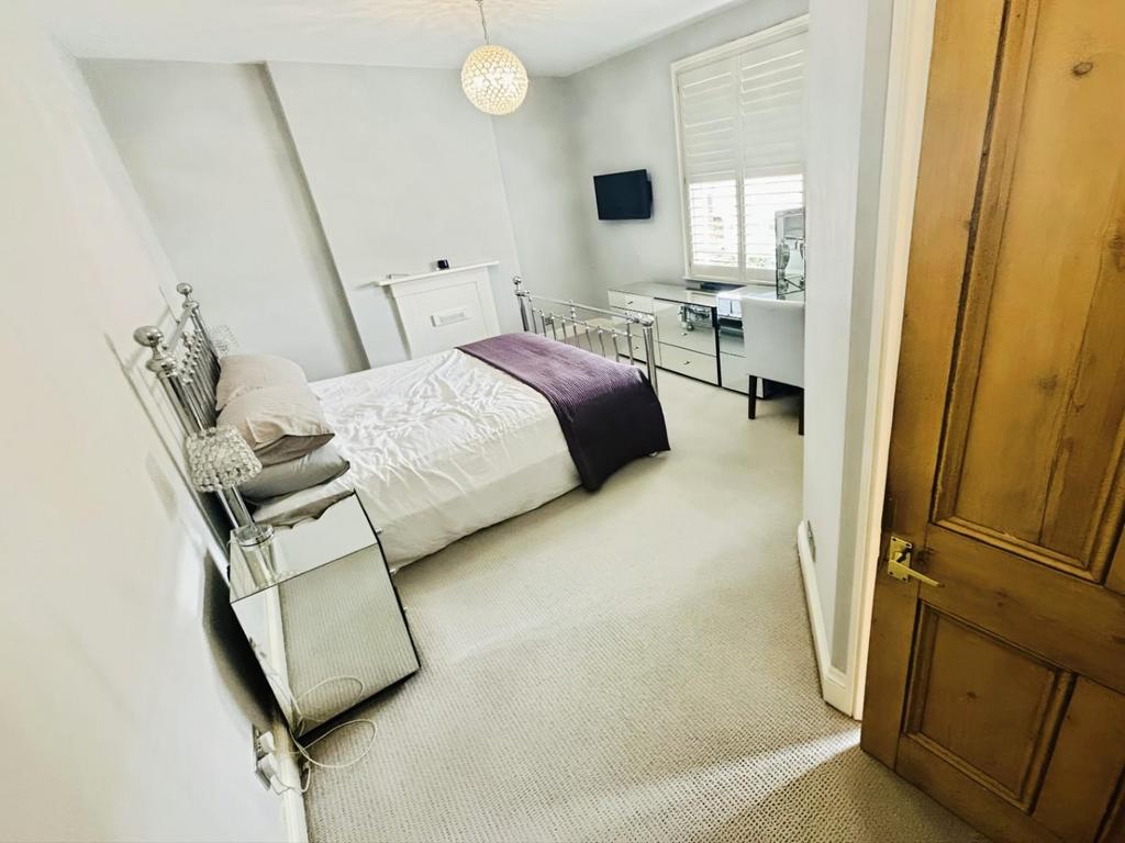 Bedroom One.JPEG.jpg