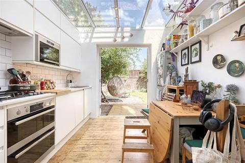 3 bedroom flat for sale, Rathcoole Avenue, London N8