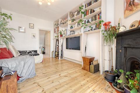 3 bedroom flat for sale, Rathcoole Avenue, London N8