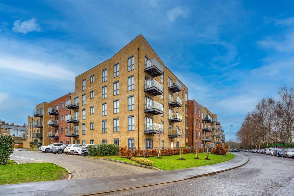 30 Regents House, Hemel Hempstead, HP3 9 GP-1.jpg