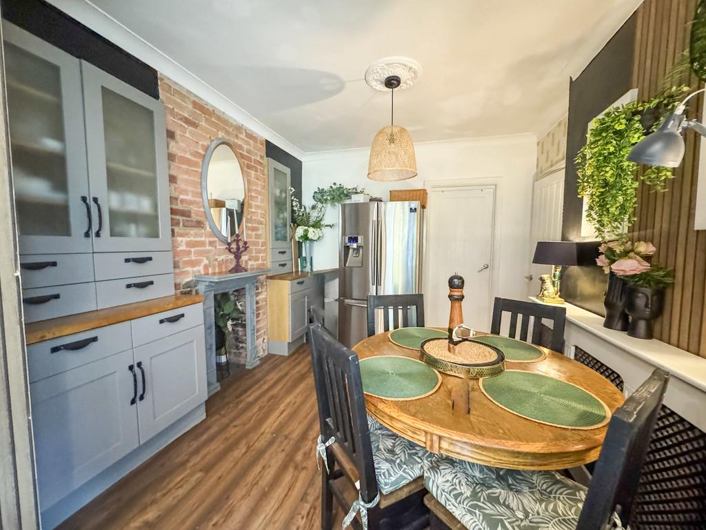 Kitchen diner1