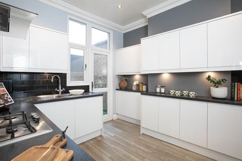 3 bedroom flat for sale, Fenwick Road, Peckham, SE15
