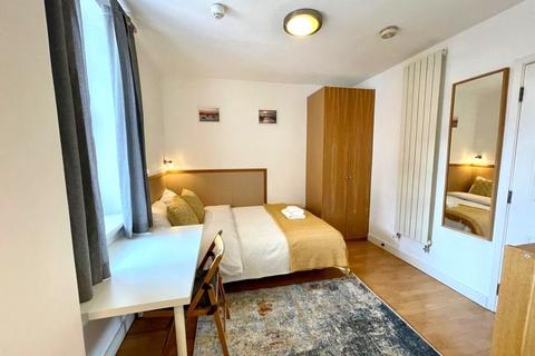 Studio to rent, Fulham Palace Road, Hammersmith, London