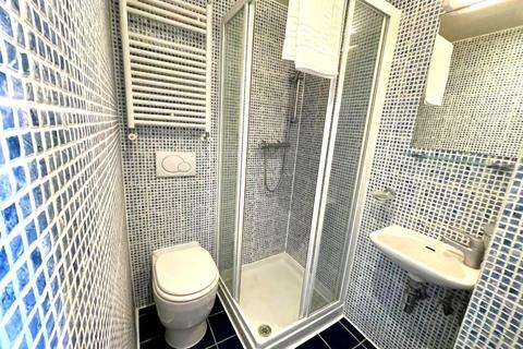 Studio to rent, Fulham Palace Road, Hammersmith, London