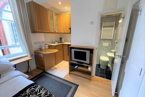 Studio to rent, Fulham Palace Road, Hammersmith, London