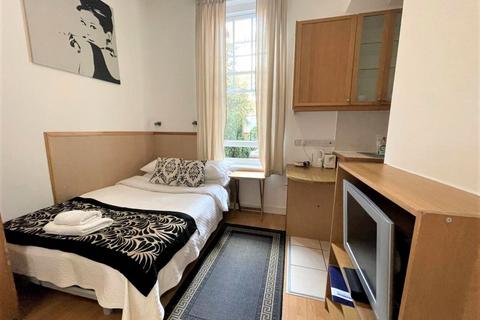 Studio to rent, Fulham Palace Road, Hammersmith, London