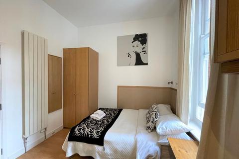 Studio to rent, Fulham Palace Road, Hammersmith, London