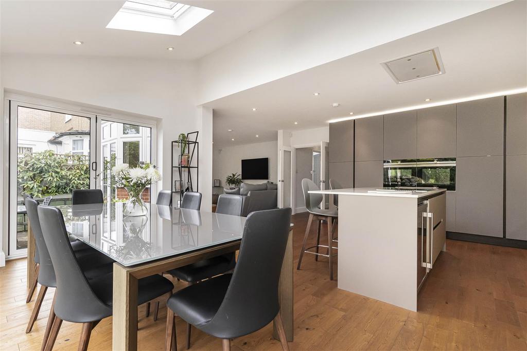 Kitchen / dining room (pic 2)