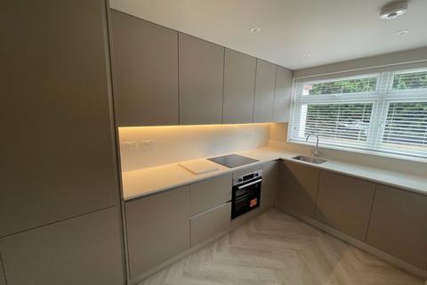 130Oakleigh Road North, London