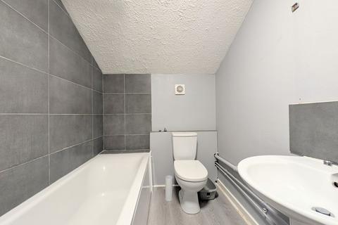 undefined, To Let - York Terrace, Manchester Road, Southport -Second Floor Studio Apt