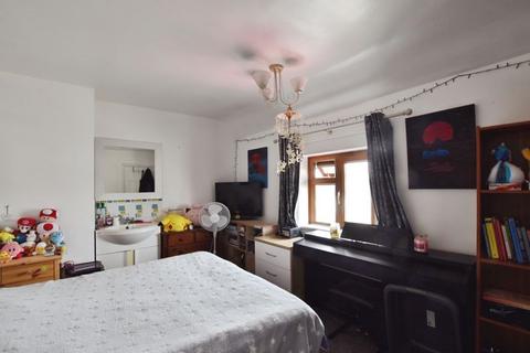 3 bedroom terraced house for sale, Tournament Road, Salisbury                       *NO ONWARD CHAIN*