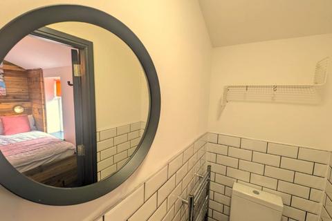 undefined, Room 5