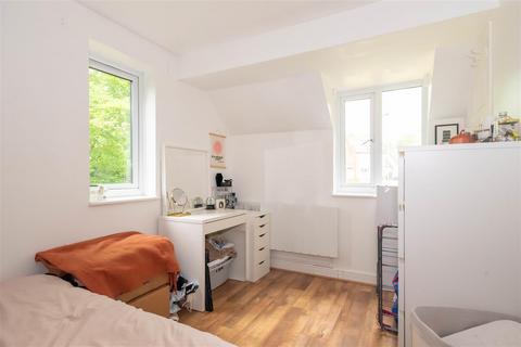 15 Bracken Bank, Lychpit, Basingstoke, RG24 8TQ