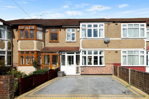 3 bedroom terraced house for sale, Clunas Gardens, Romford RM2