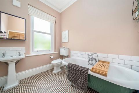 2 bedroom flat for sale, Eltham Road, London SE12