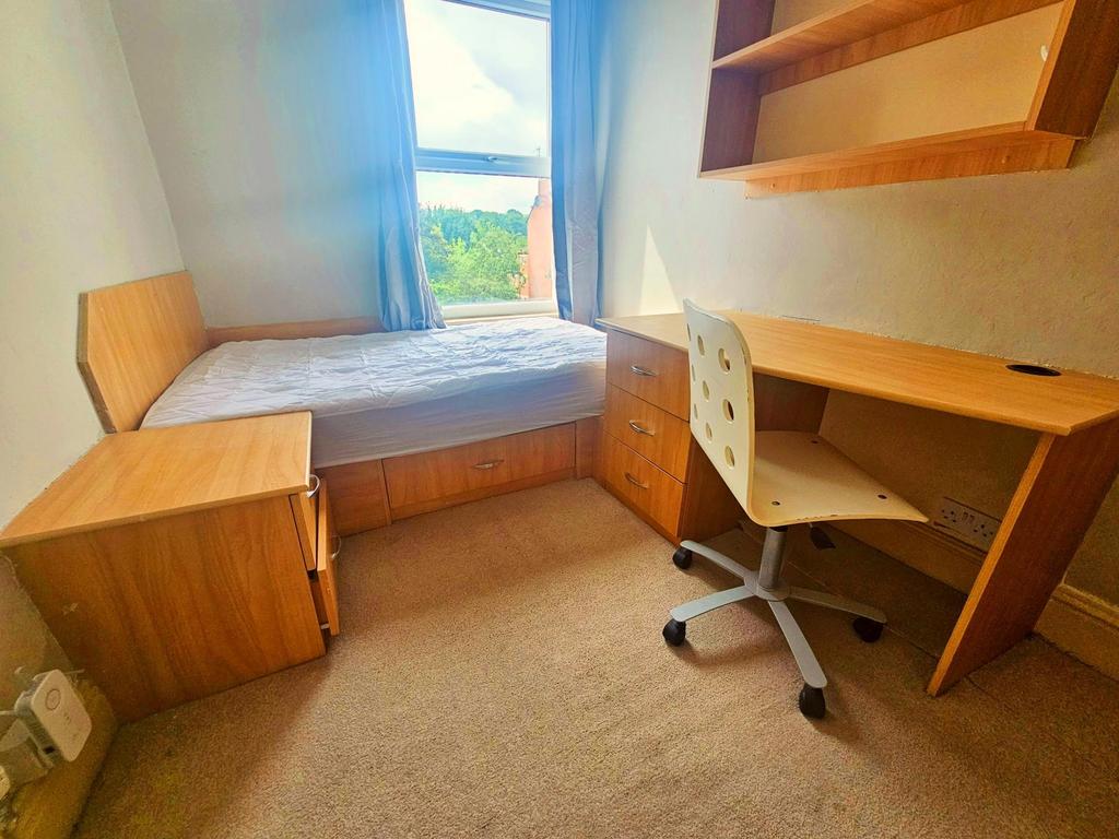 A neat and well-maintained single bedroom featu...