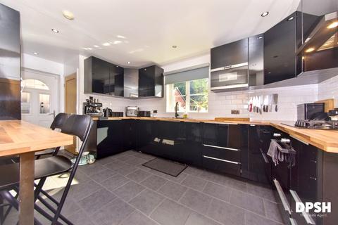 4 bedroom detached house for sale, Crow Nest Drive, Beeston, Leeds
