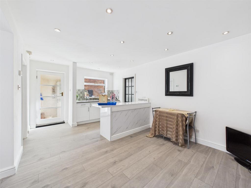 Open plan kitchen/dining/living: