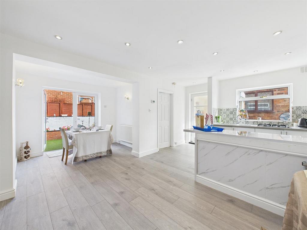 Open plan kitchen/dining/living: