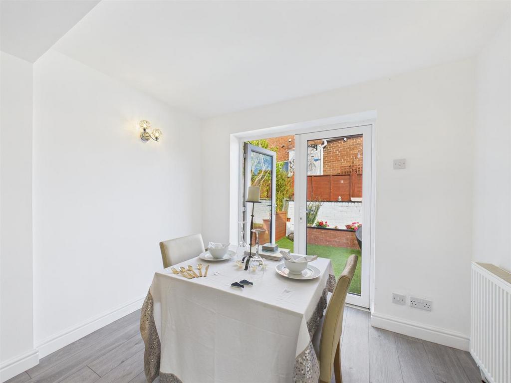 Open plan kitchen/dining/living: