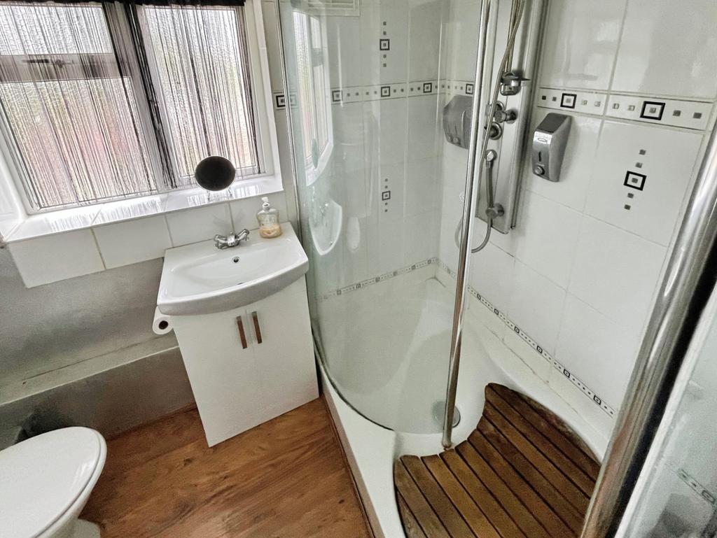 Pbox-bathroom-326536.jpg