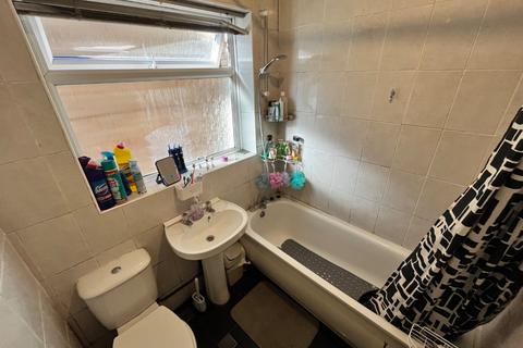 2 bedroom ground floor maisonette for sale, Birchen Grove, Luton, Bedfordshire, LU2 7TS