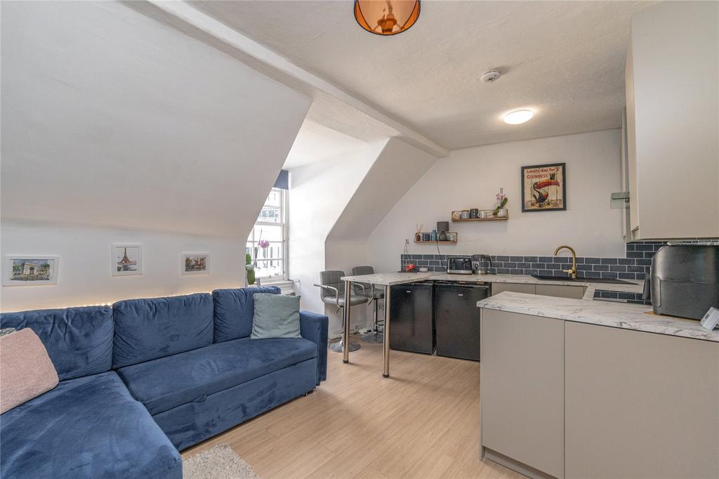 Lounge/Kitchen