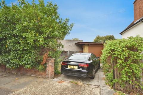 undefined, Brentwick Gardens, Brentford