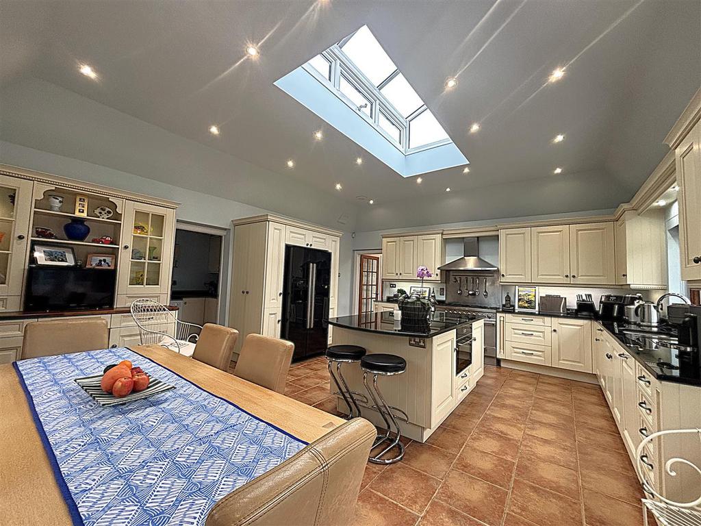 Fitted kitchen/breakfast room