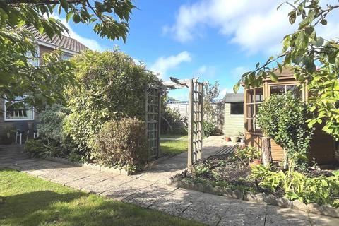 4 bedroom detached house for sale, River View, Whippingham