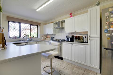 4 bedroom detached house for sale, Manor Close, Brampton, Cambridgeshire, PE28