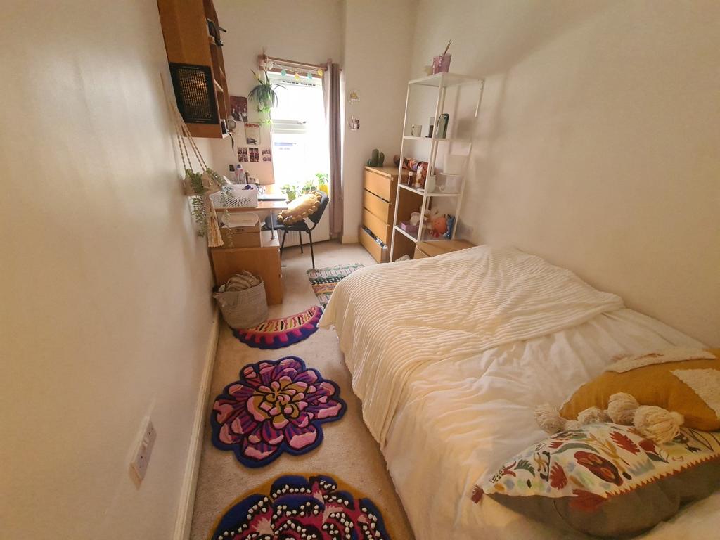 A cozy single bedroom featuring a comfortable s...