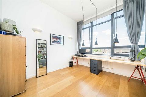 2 bedroom flat for sale, Larden Road, London W3