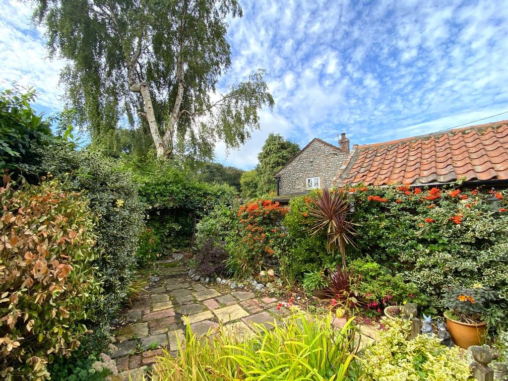Enclosed cottage courtyard garden