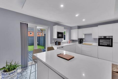 4 bedroom terraced house for sale, Turnpike Close, Shawclough