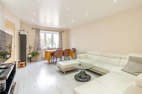 3 bedroom semi-detached house to rent, Magnolia Place, Harrow